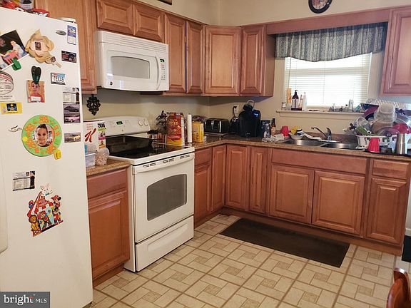 4th image of 143 Snow Ave