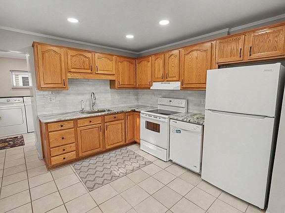 3rd image of 767 Adelaide Dr