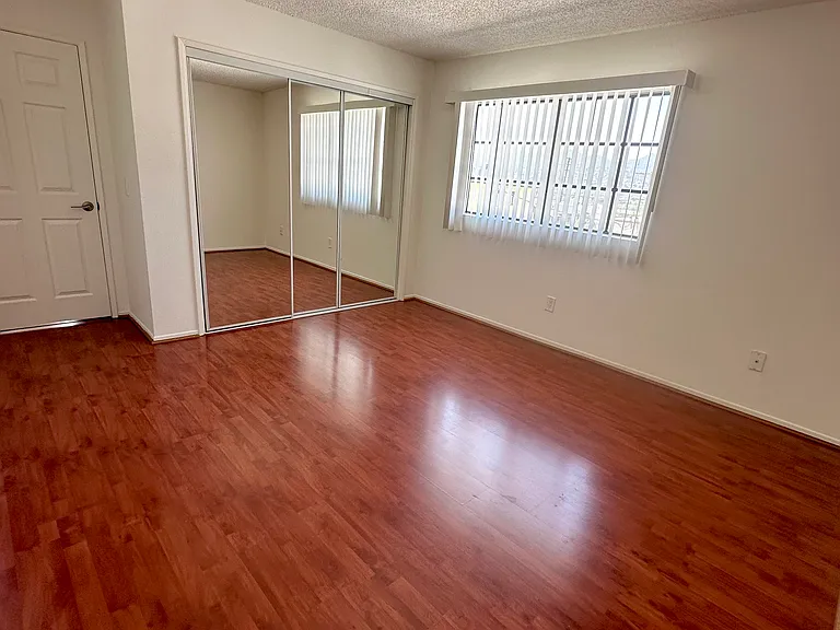 1034 Thompson Ave #8 — Photo 9