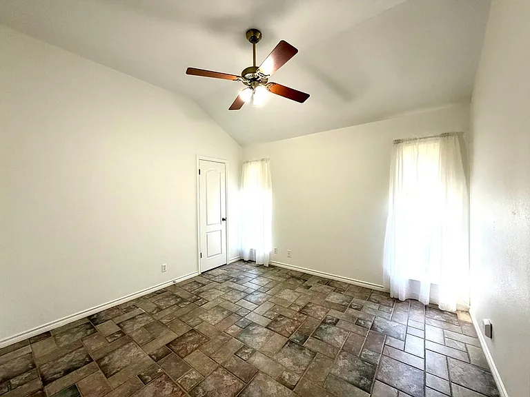 1913 Baywood Dr — Photo 17
