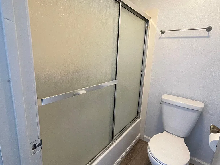 Shared bathroom Shower/Tub