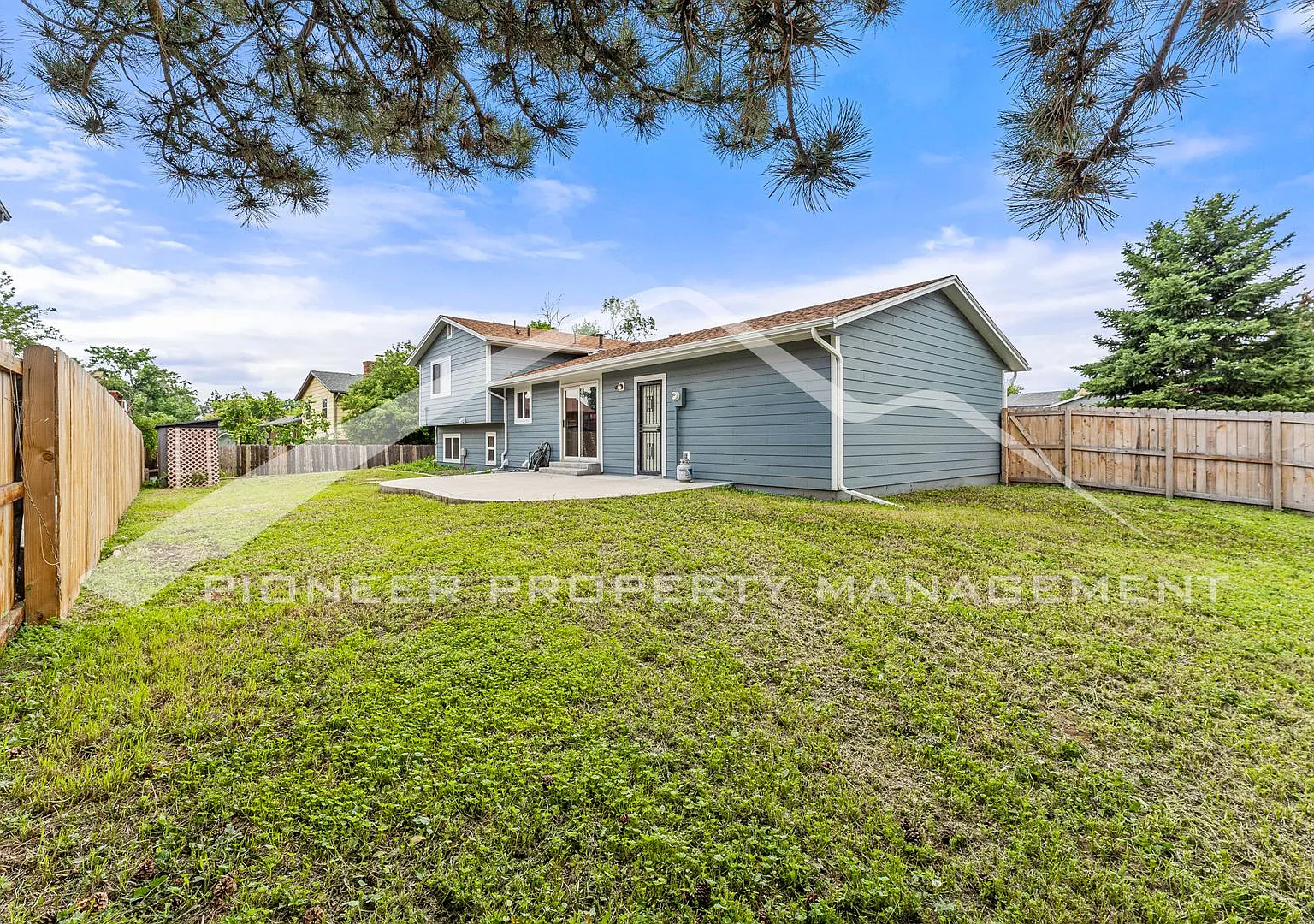 Beautiful Home with 2 Car Garage and Fenced Back Yard — Photo 3