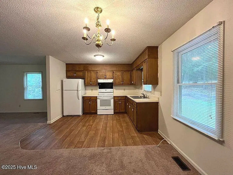 902 Heather Trl — Photo 11