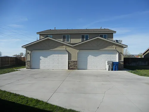 126 NE Lotus Ct Photo 1