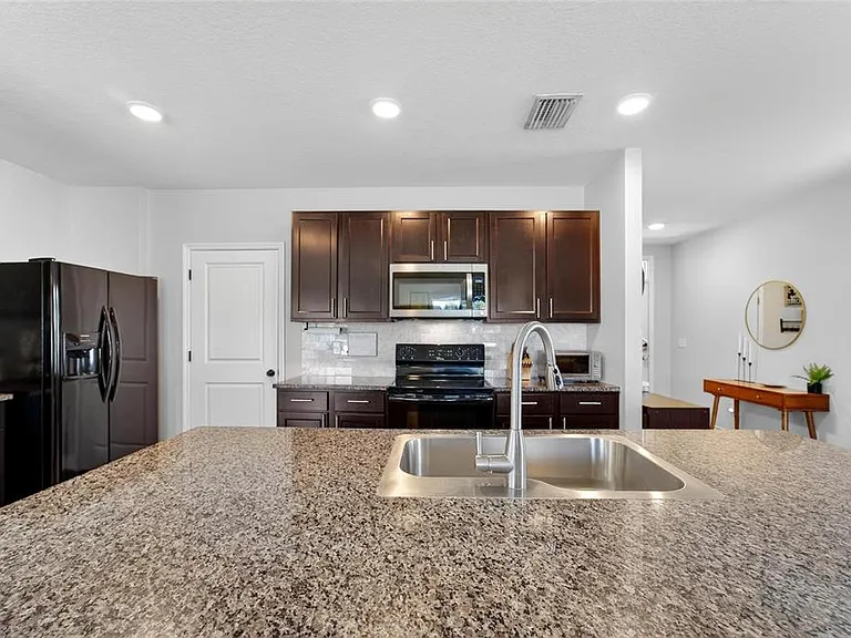 11176 Leland Groves Dr — Photo 2