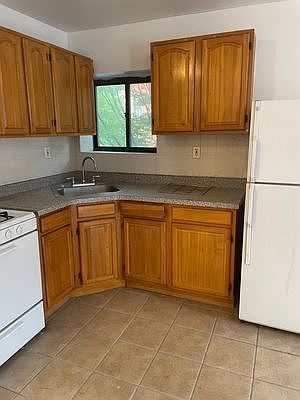 3rd image of 1071 Jefferson Ave #2A