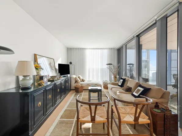 1568 Alberni St #3004, Vancouver, BC V6G 0E3