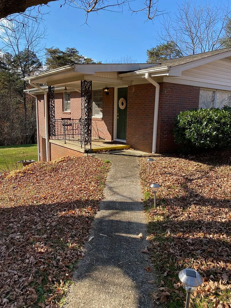 West AVL - Clean, Spacious 2/1 Ready Now! — Photo 2