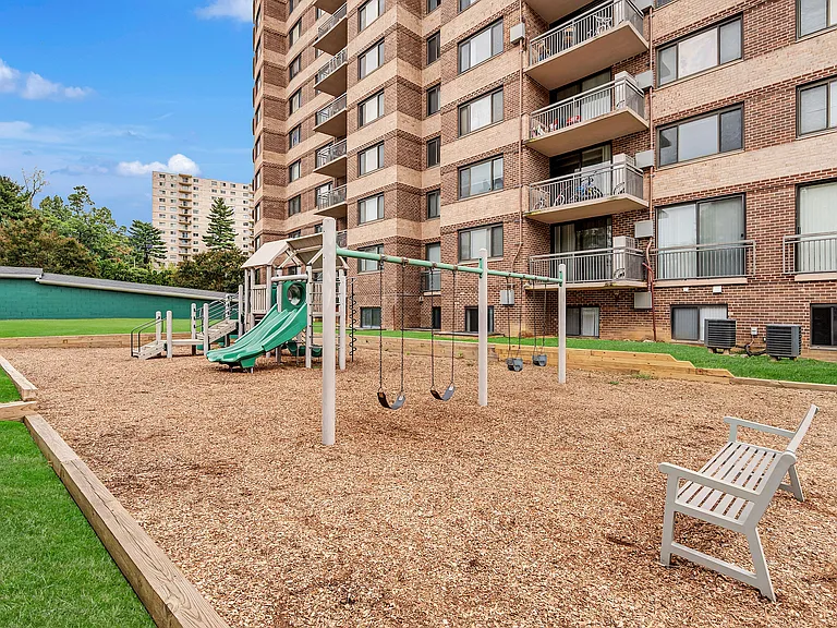The Warwick Apartments — Photo 7