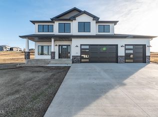 303 Cobblestone Loop SW, Mandan, ND 58554