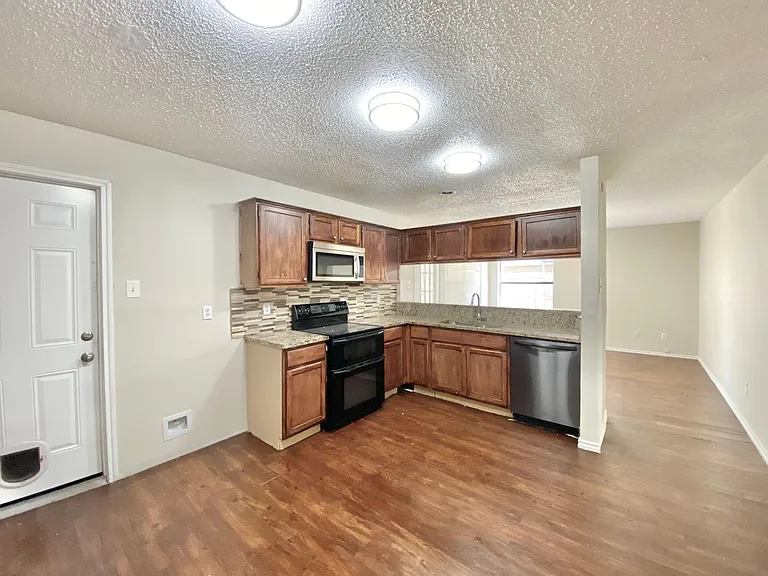 2202 Prairie Creek Trl — Photo 15