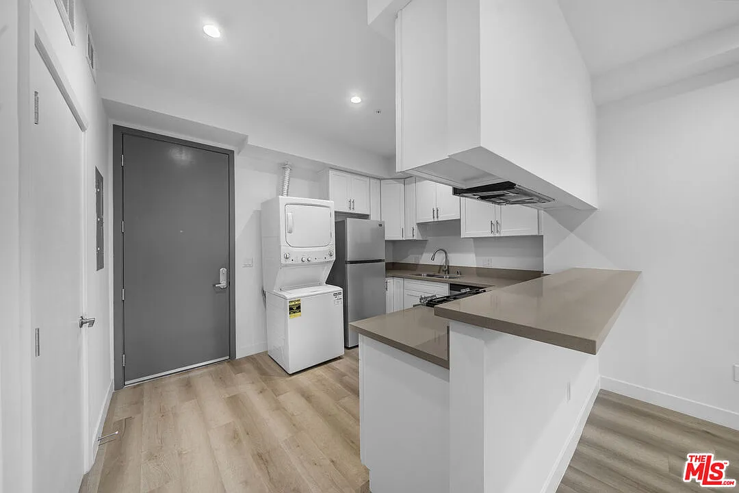 5612 Lexington Ave — Photo 2