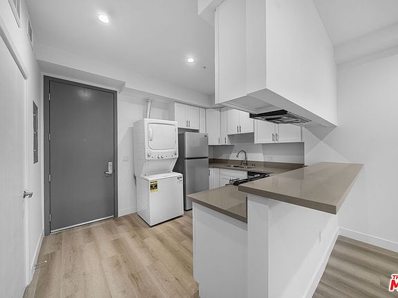 2nd image of 5612 Lexington Ave #203