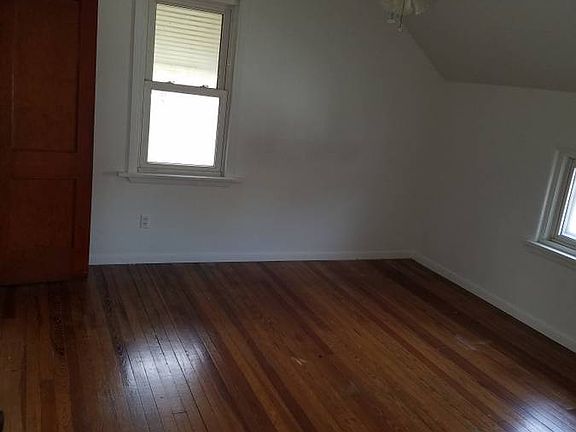 4th image of 1561 E 332nd St