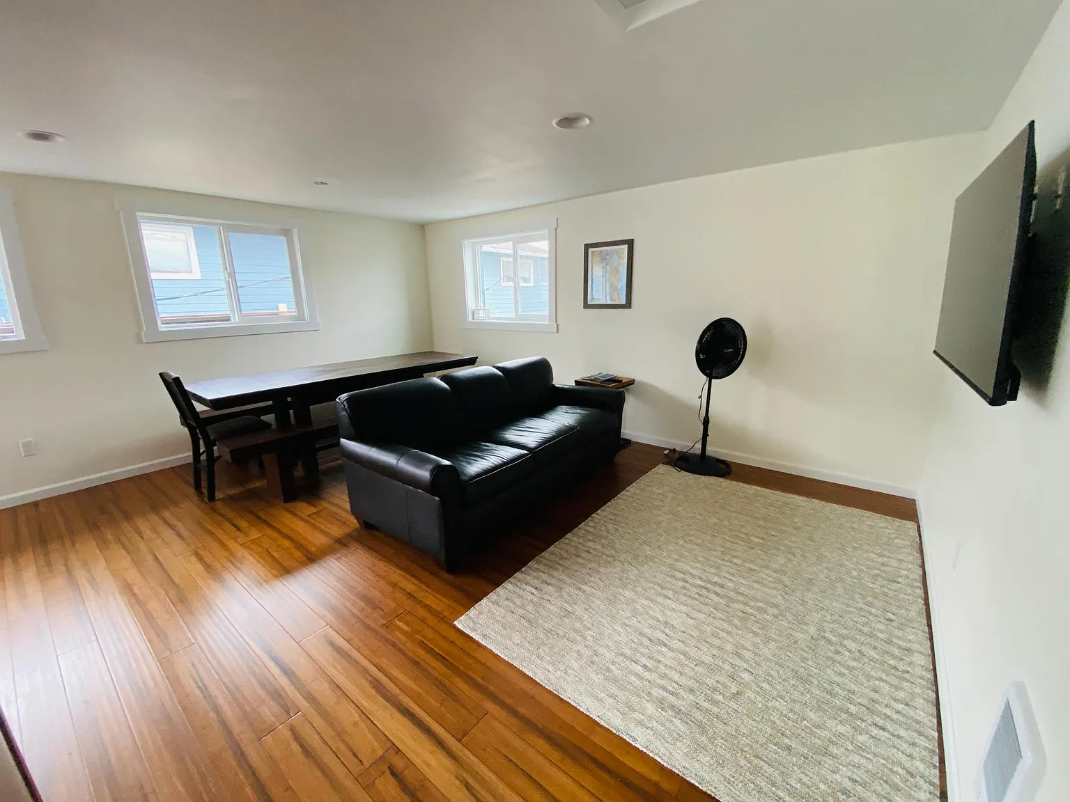 3 bed, 900 sqft, $2,200 — Photo 3