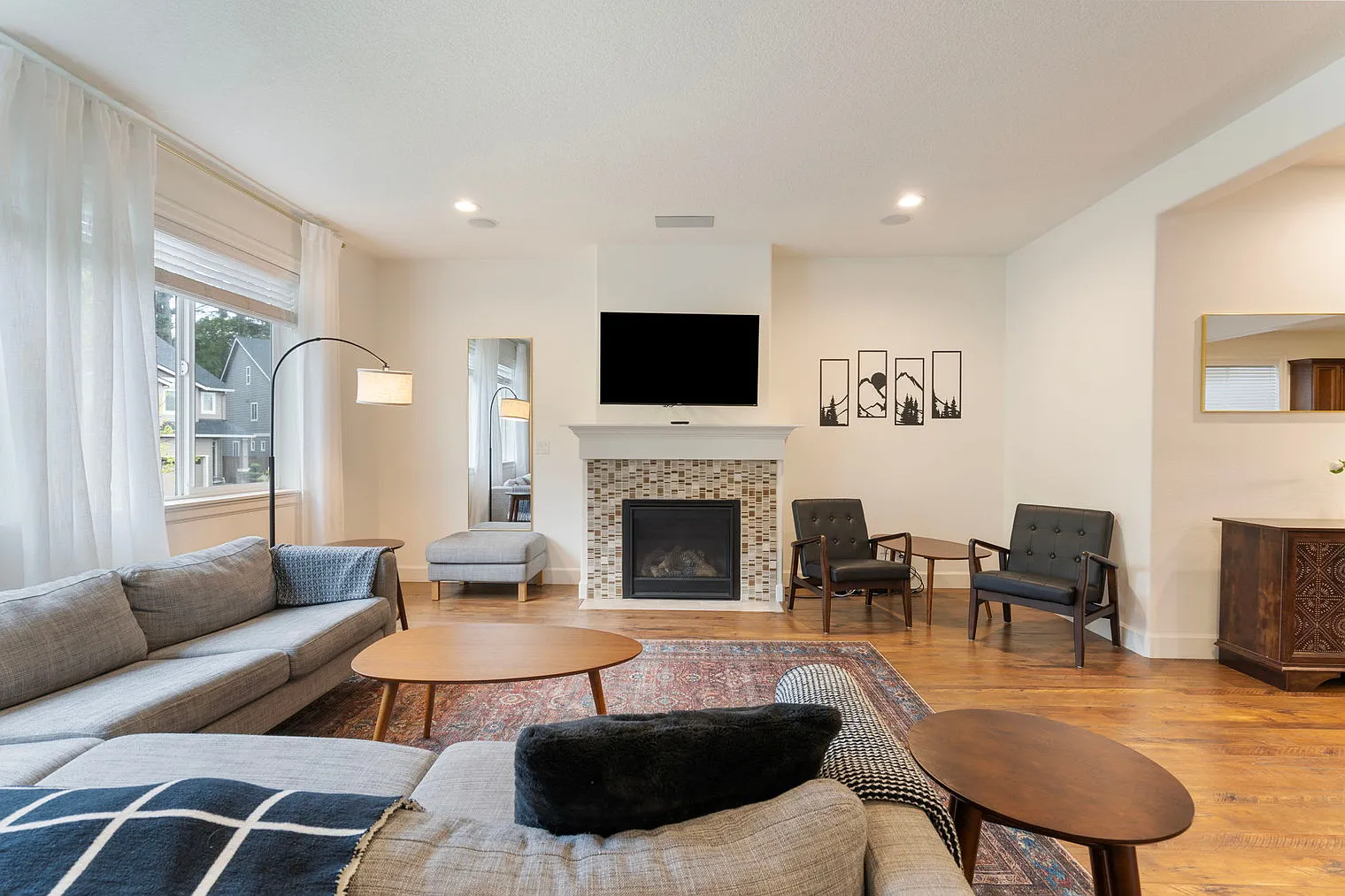3 bed, 2.0 bath, 2389 sqft, $6,600 — Photo 4