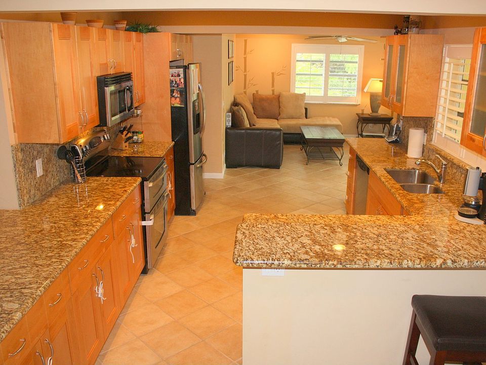 Kitchen w/ Sitting Area