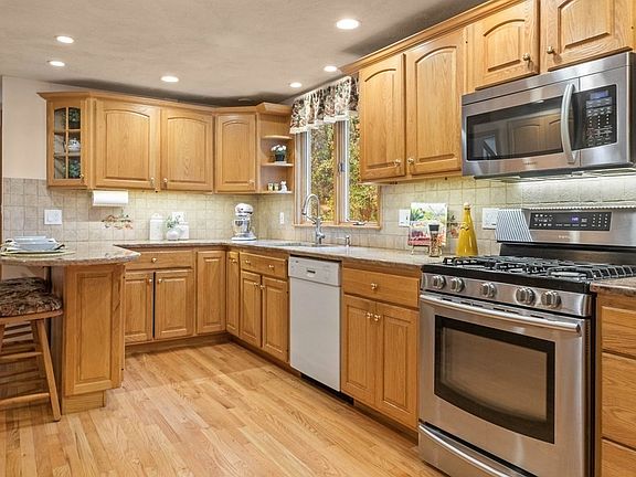3rd image of 50 Granville Ln