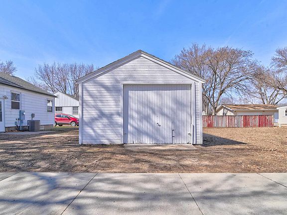 2nd image of 321 E 14th St