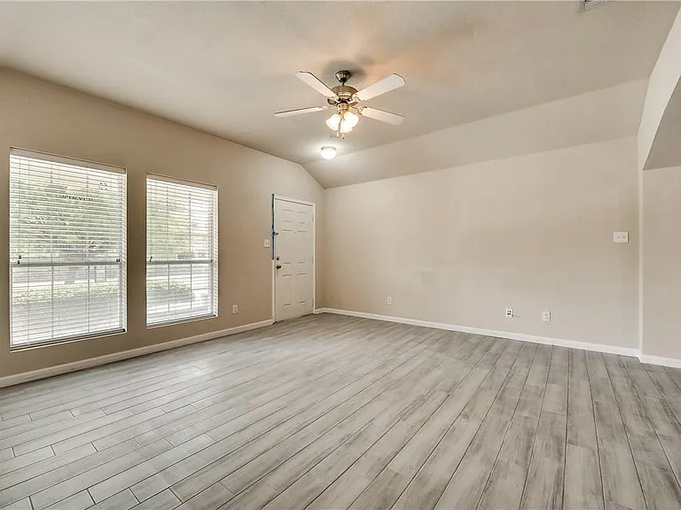 952 Bentwood Trl — Photo 3