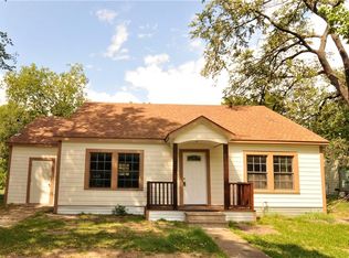 515 E 12th St, Bonham, TX 75418