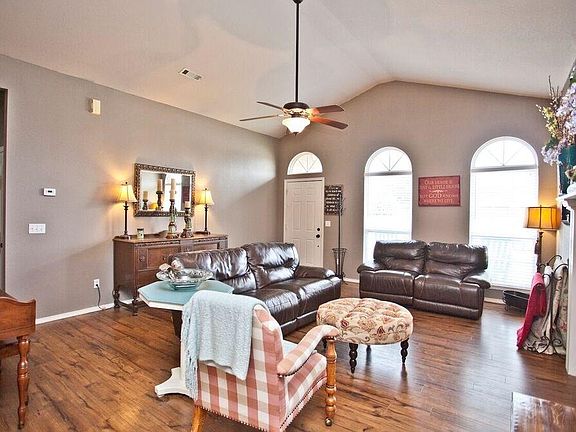 2nd image of 401 Pioneer Ave