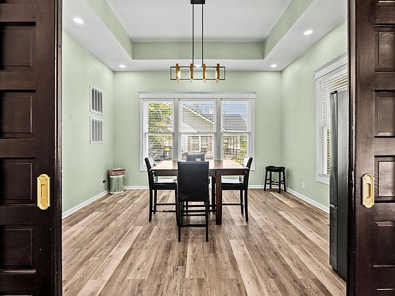 4th image of 405 Avenue 1 NE