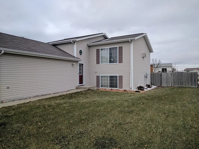 105 Evergreen Cir — Photo 2