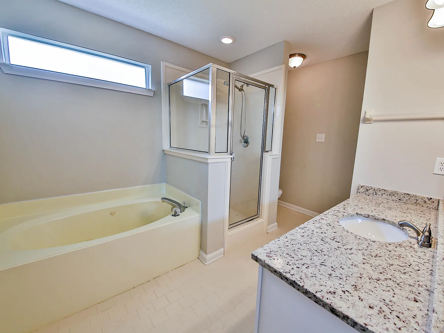 3 bed, 2.0 bath, 1305 sqft, $1,650 — Photo 4