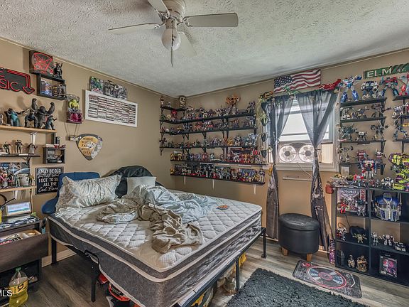 4th image of 23240 Clayman Valley Rd