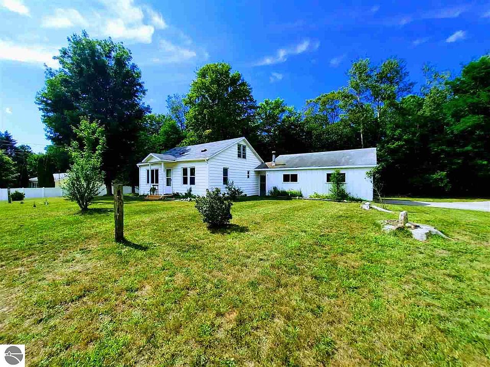 8288 5th St, Onekama, MI 49675 Zillow