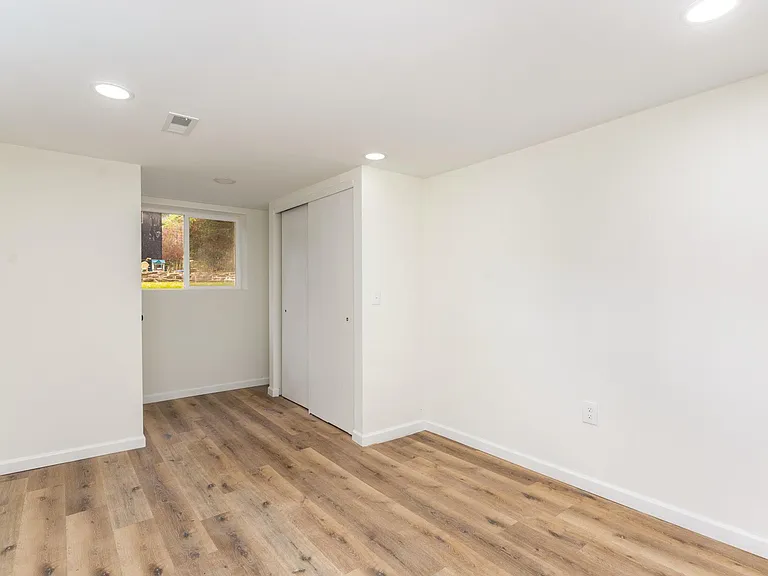 3245 Koenig Ave — Photo 18