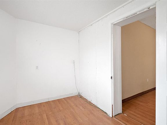 4th image of 235 Pardella Ave