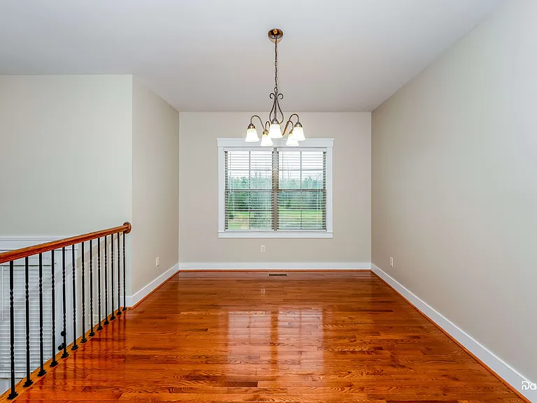 925 Clover Cir — Photo 5