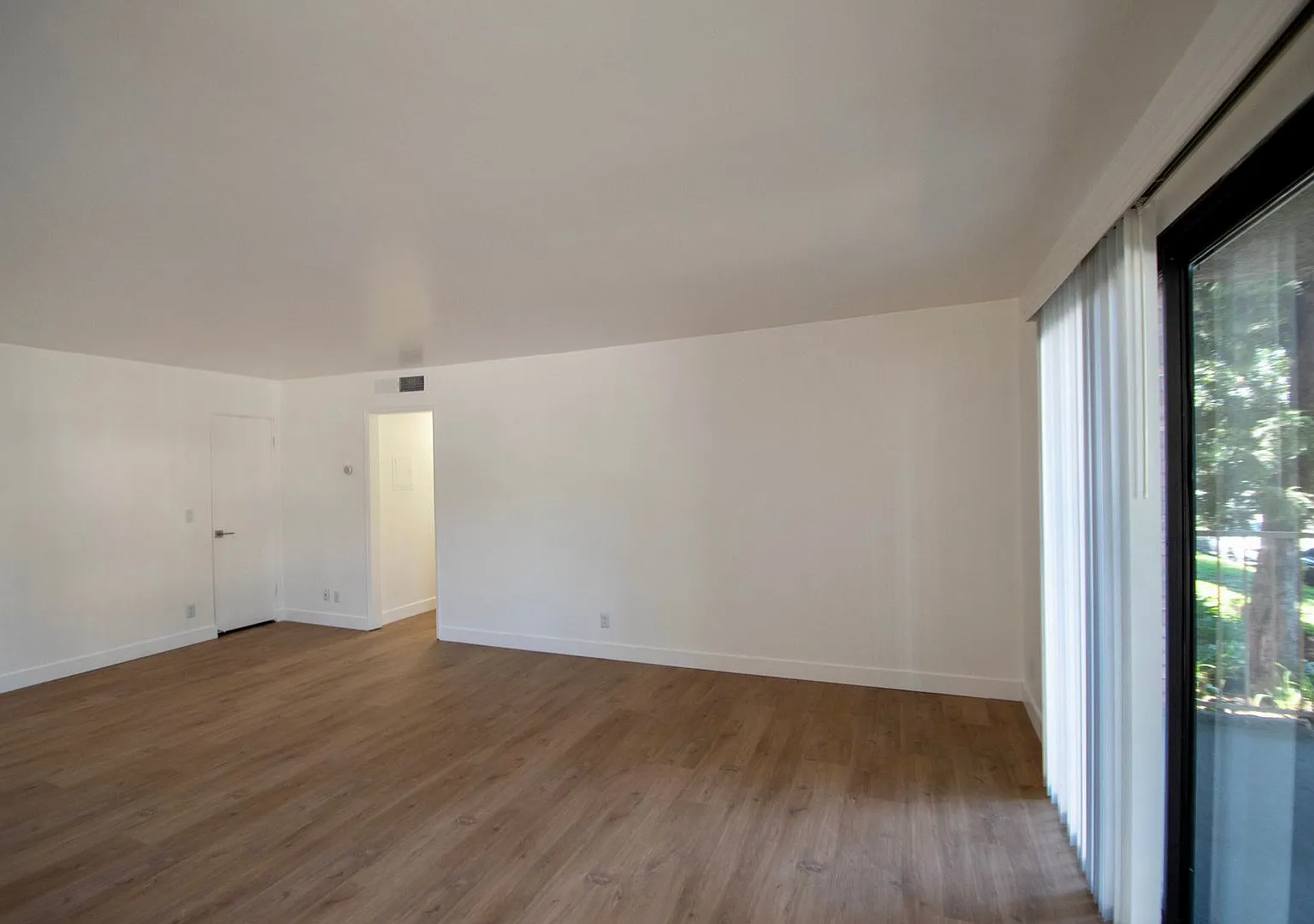 15128-44 Burbank Blvd — Photo 4