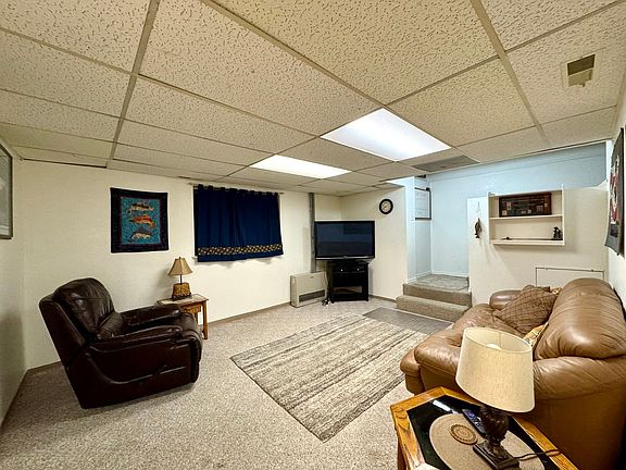 3rd image of 2915 Clipper Cir