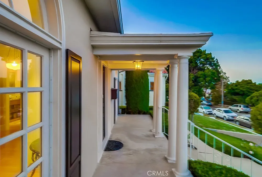 3 bed, 2164 sqft, $4,950 — Photo 3