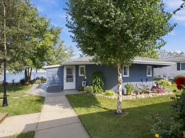 46 W Lakeshore Dr, Waubay, SD 57273