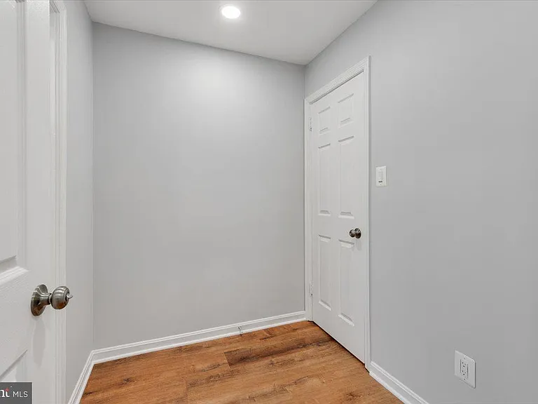 1909 N Rhodes St #25 — Photo 26