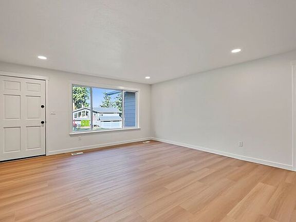 4th image of 5314 193rd Ave E