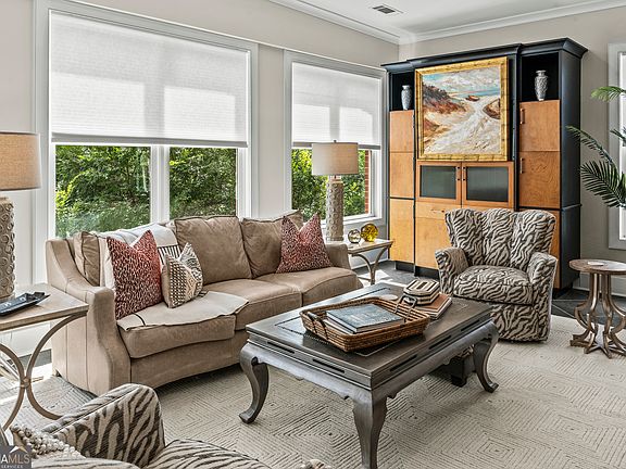 5th image of 221 W Jefferson St