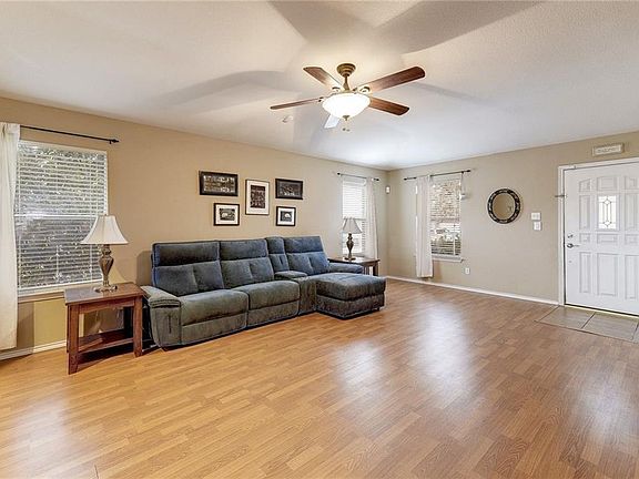3rd image of 904 Lee Dr