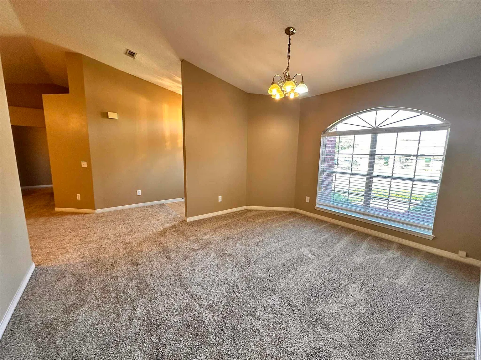 4 bed, 3.0 bath, 2500 sqft, $2,400 — Photo 4