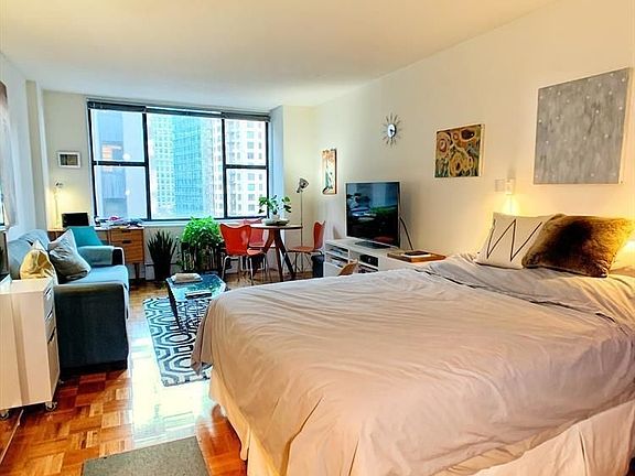 3rd image of 211 W 56th St APT 21F