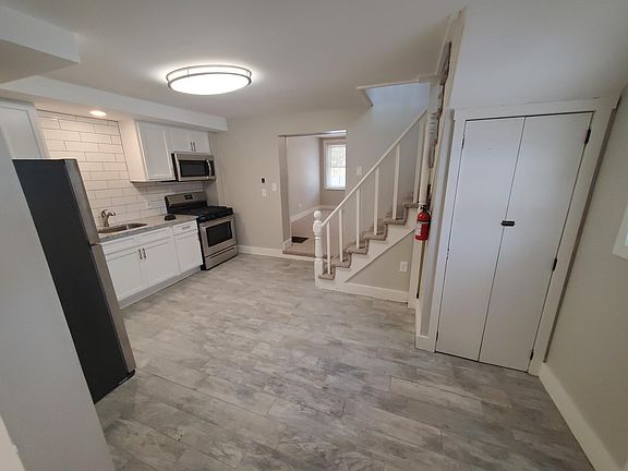 Large Eat-In Kitchen