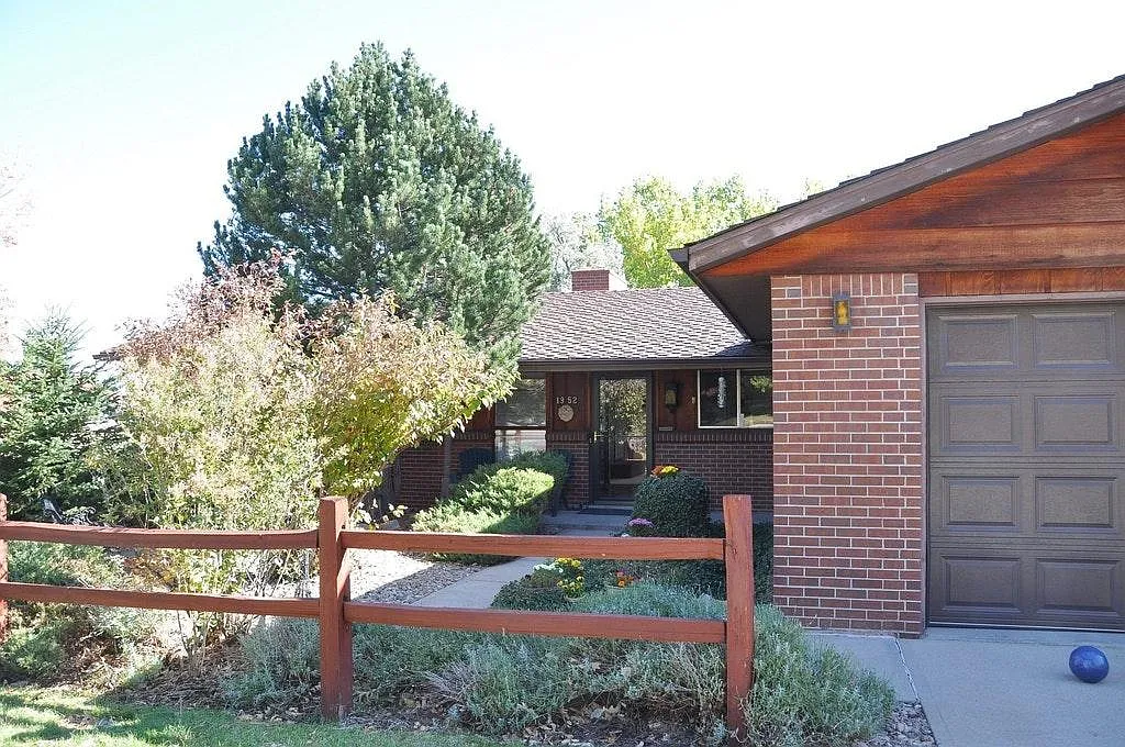 4 bed, 2.5 bath, 2400 sqft, $3,600 — Photo 2