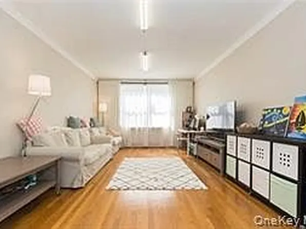67-107 Burns St #3, Forest Hills, NY 11375