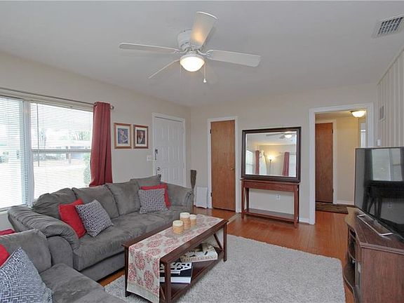 4th image of 2602 Lake Wade Ct