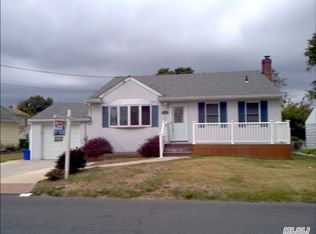 577 Heathcote Rd, Lindenhurst, NY 11757
