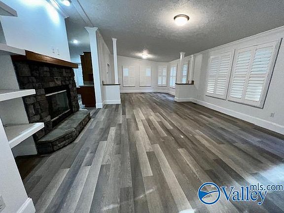 5th image of 154 Oakwood Village Dr